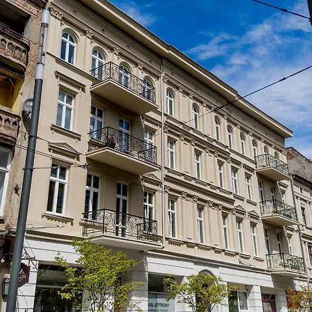 Old Town Bright & Dark Apartment *