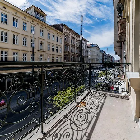 Old Town Bright & Dark * بوزنان